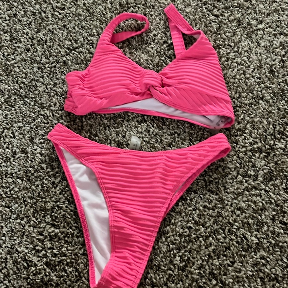 never worn! so cute and so comfortable